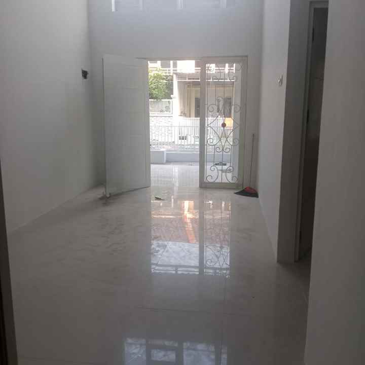 dijual rumah green lake wonorejo