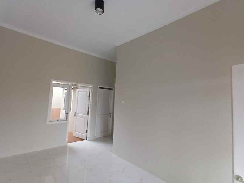 dijual rumah jalan permana