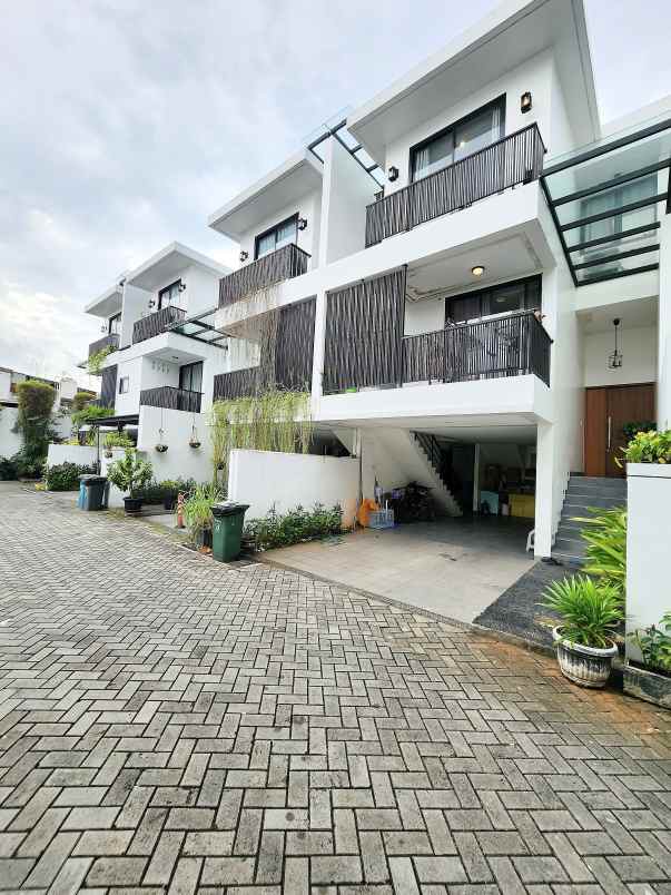 dijual rumah jalan raya kebayoran lama