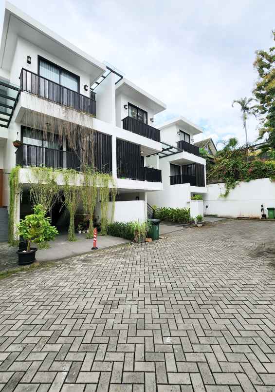 dijual rumah jalan raya kebayoran lama
