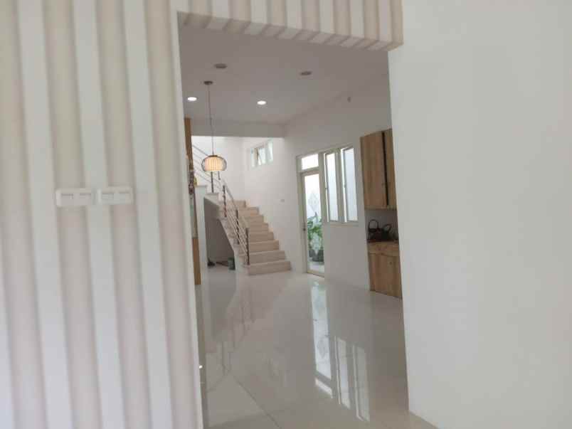 dijual rumah jalan royal residence