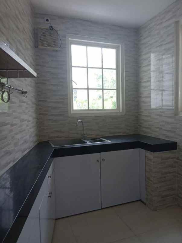dijual rumah jalan royal residence