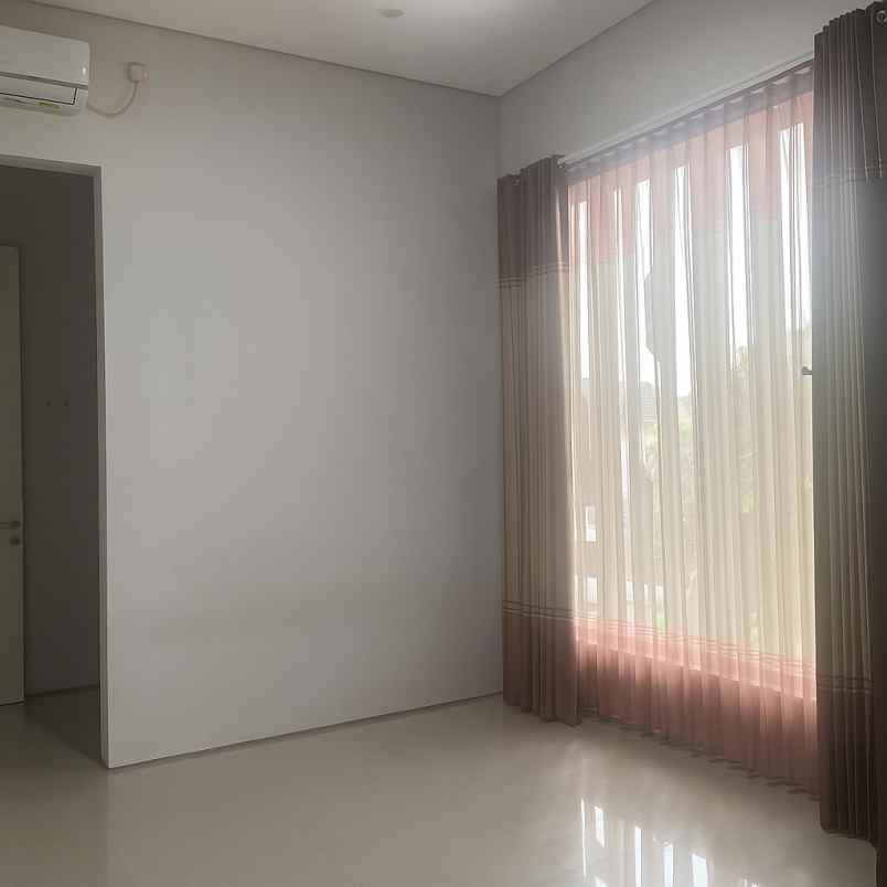 dijual rumah jalan royal residence