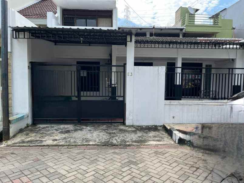 dijual rumah jalanbtaman darmo indah barat