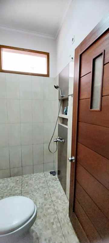 dijual rumah jl cisaranten kulon