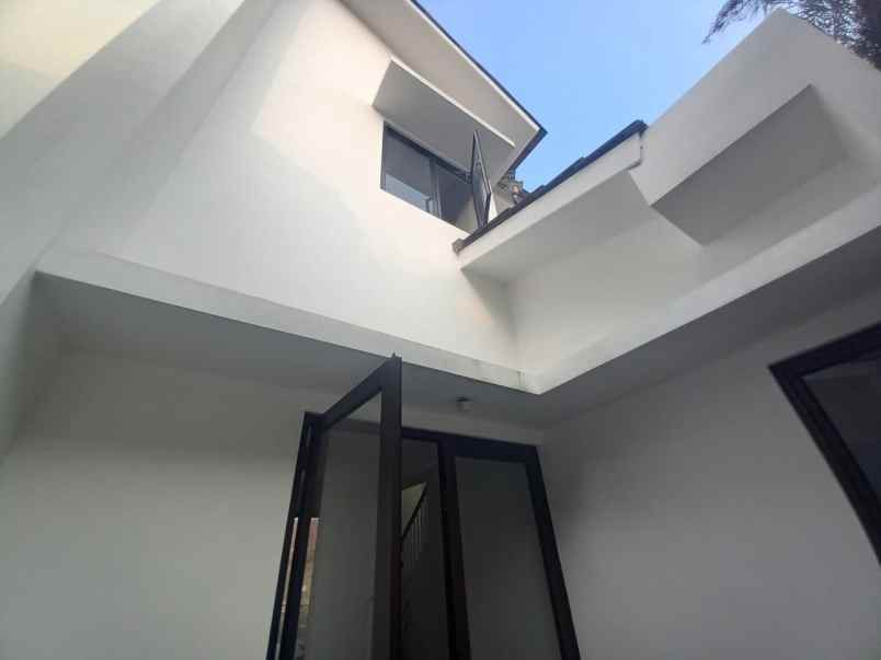 dijual rumah jl kebon kacang barat