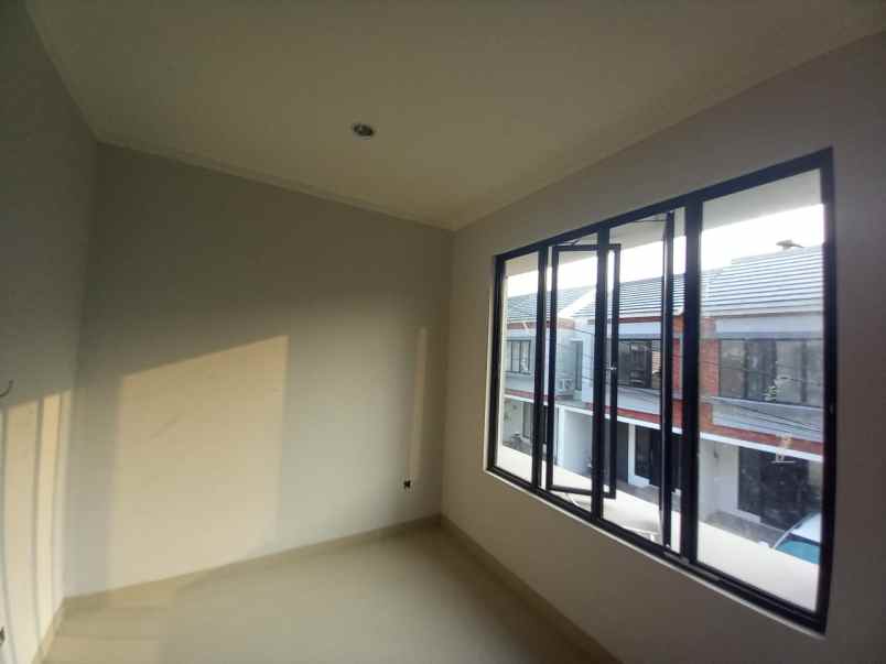 dijual rumah jl kebon kacang barat