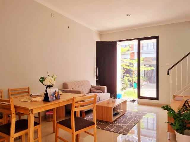 dijual rumah jl kebon kacang barat