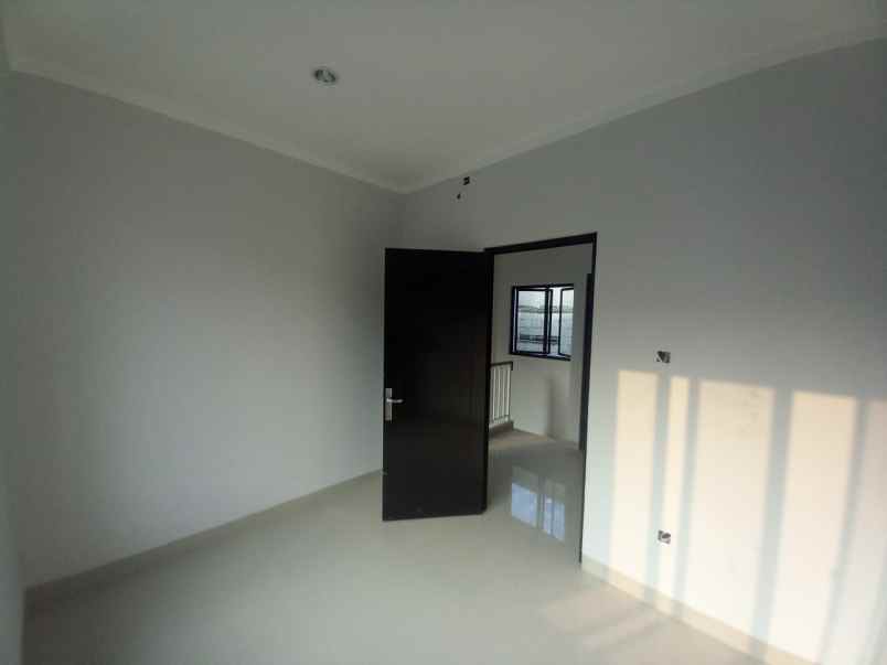 dijual rumah jl kebon kacang barat