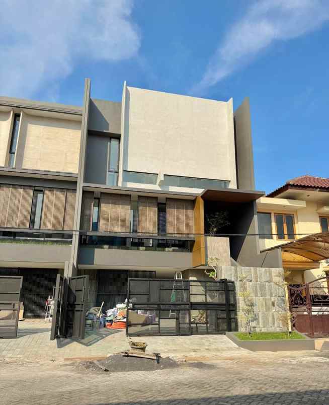 dijual rumah jl manyar kertoarjo surabaya