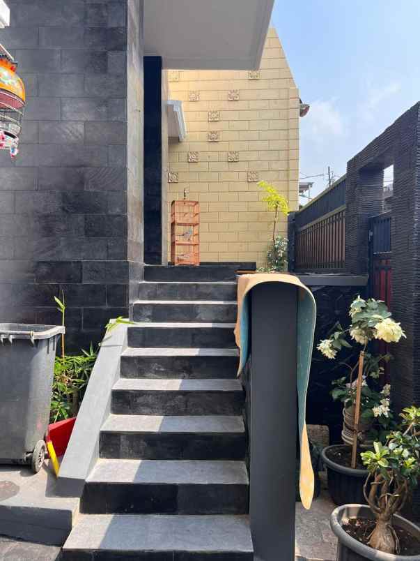 dijual rumah jl pisangan lama kel