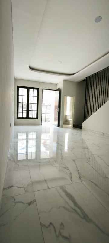 dijual rumah karang empat