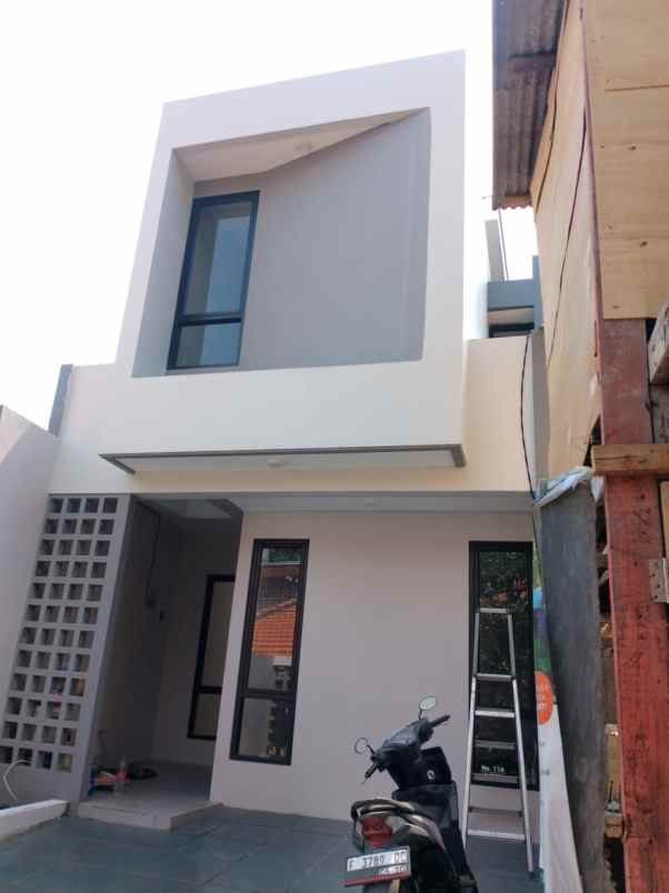 dijual rumah kayu putih