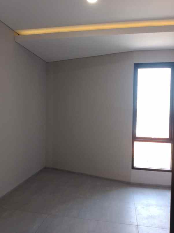 dijual rumah kayu putih