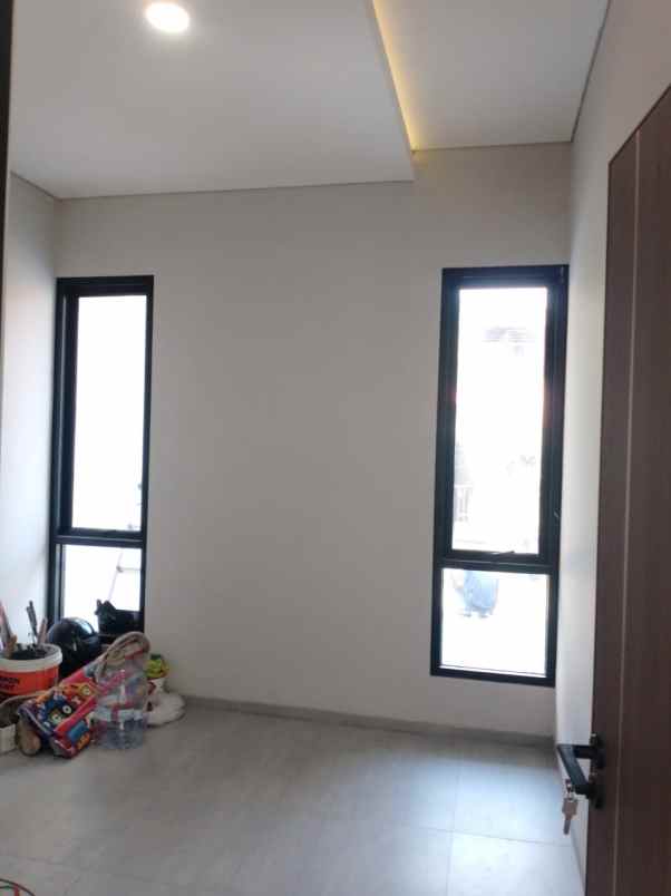 dijual rumah kayu putih