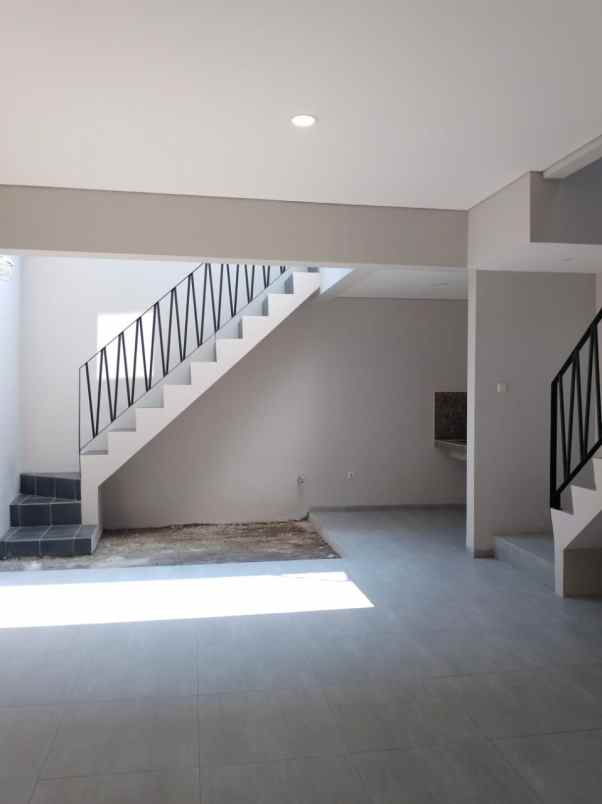 dijual rumah kayu putih