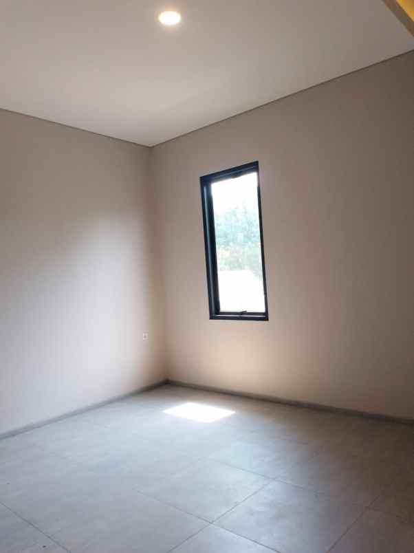 dijual rumah kayu putih