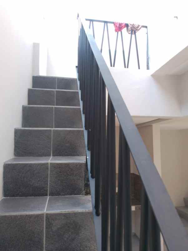 dijual rumah kayu putih