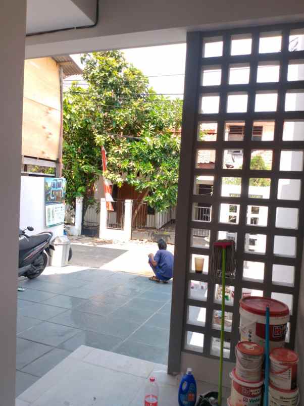 dijual rumah kayu putih