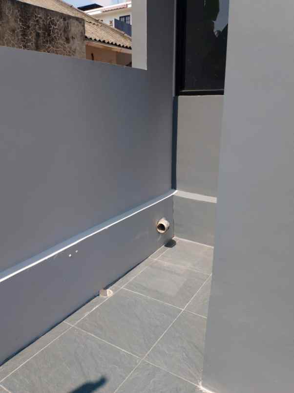 dijual rumah kayu putih