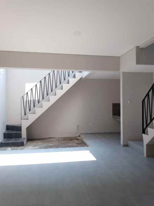 dijual rumah kayu putih