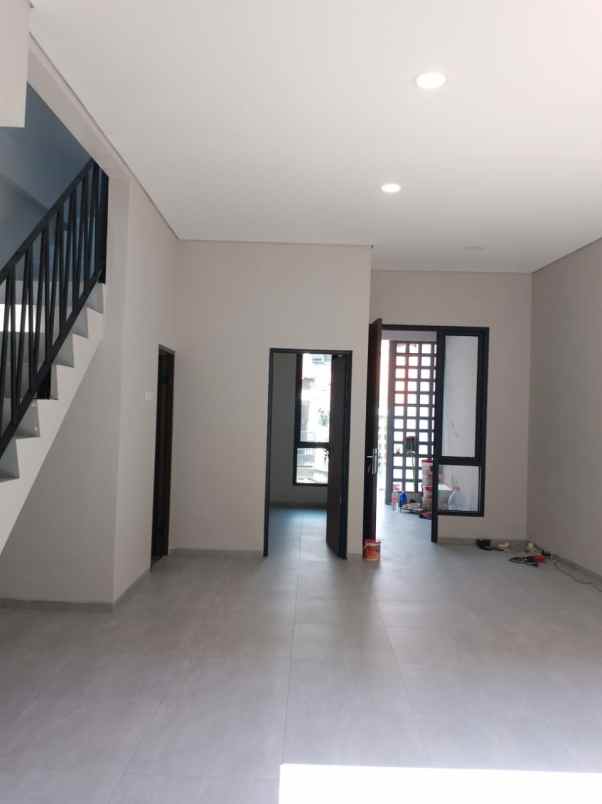 dijual rumah kayu putih