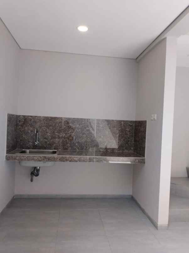 dijual rumah kayu putih