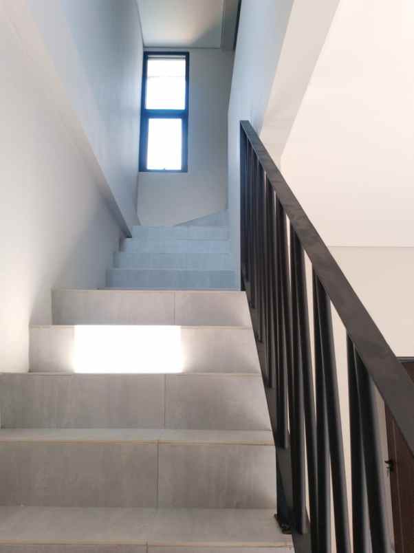 dijual rumah kayu putih