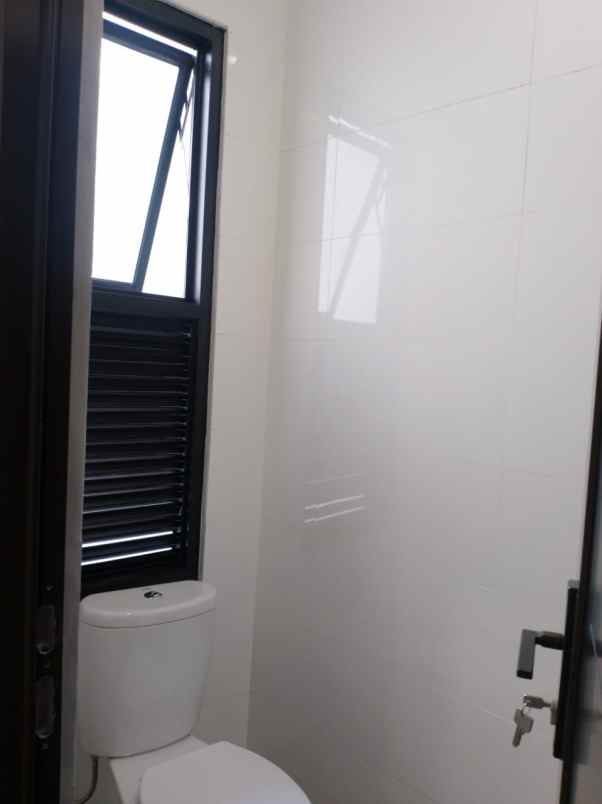 dijual rumah kayu putih