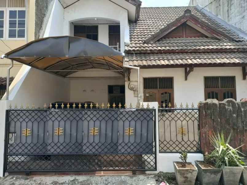 dijual rumah kayu putih