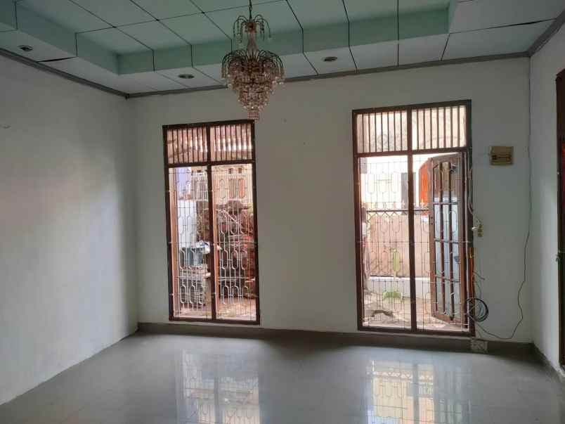 dijual rumah kayu putih