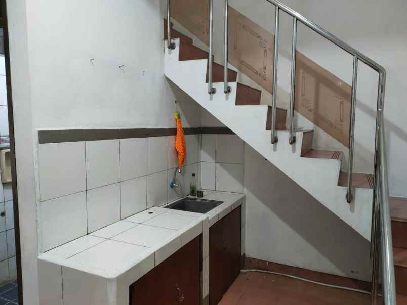 dijual rumah kayu putih