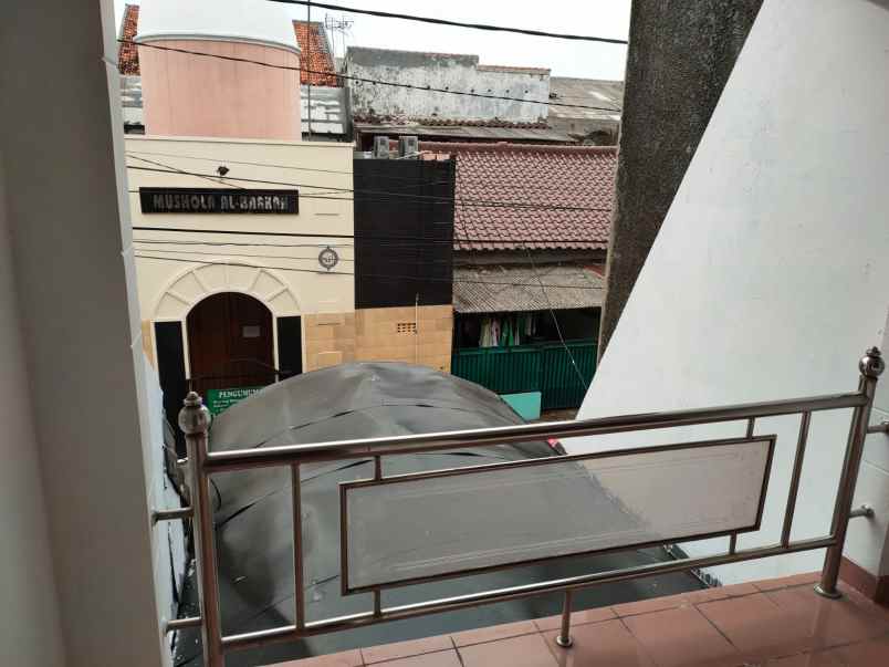 dijual rumah kayu putih