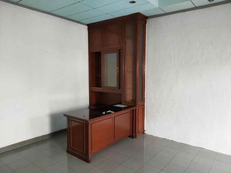 dijual rumah kayu putih