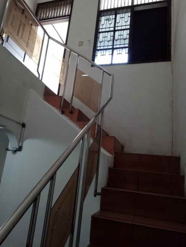 dijual rumah kayu putih