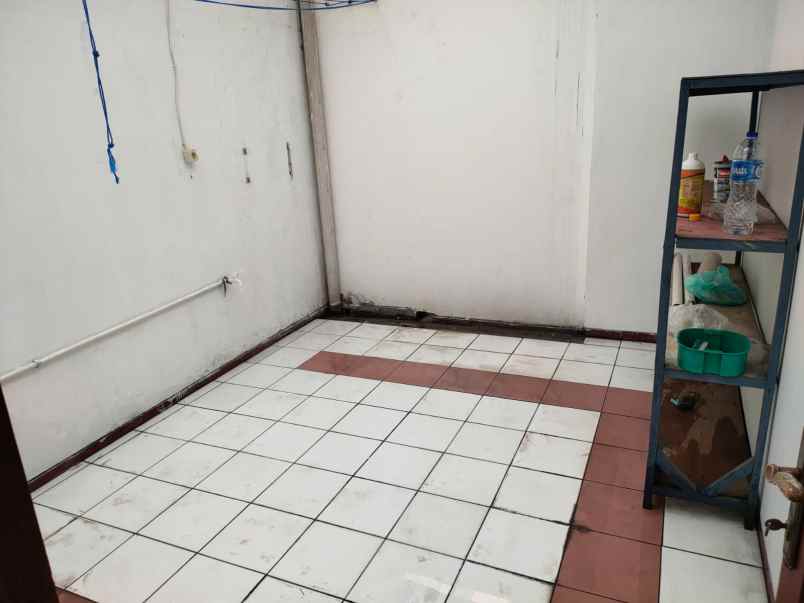 dijual rumah kayu putih