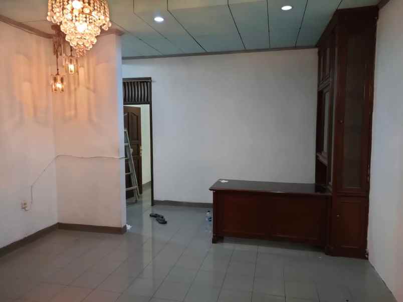 dijual rumah kayu putih