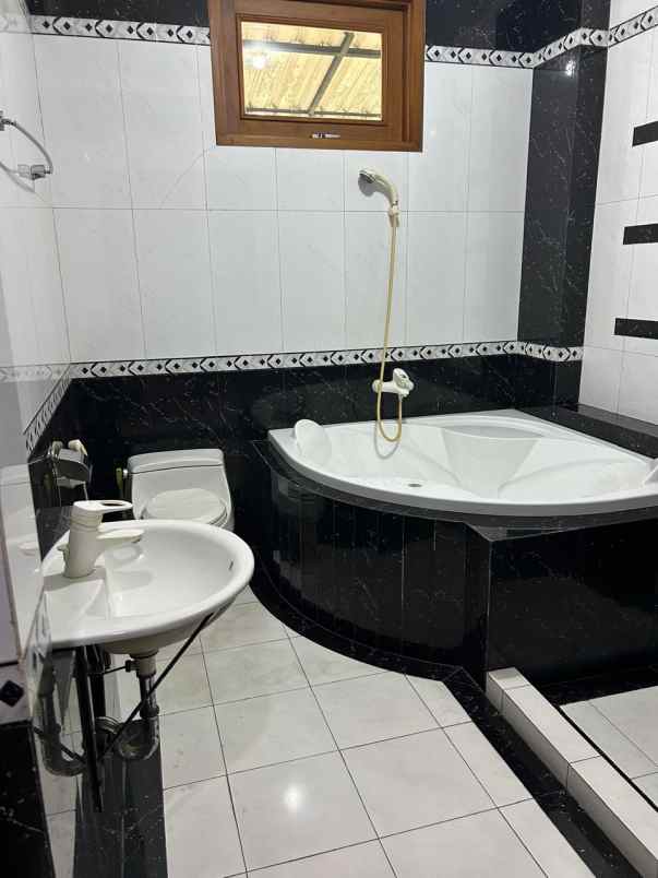 dijual rumah kayu putih pulo gadung