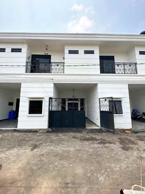 dijual rumah kelapa dua wetan