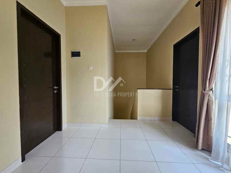 dijual rumah klub keluarga graha raya