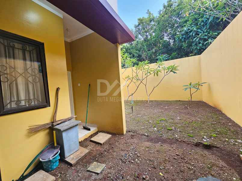 dijual rumah klub keluarga graha raya