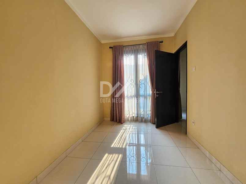 dijual rumah klub keluarga graha raya