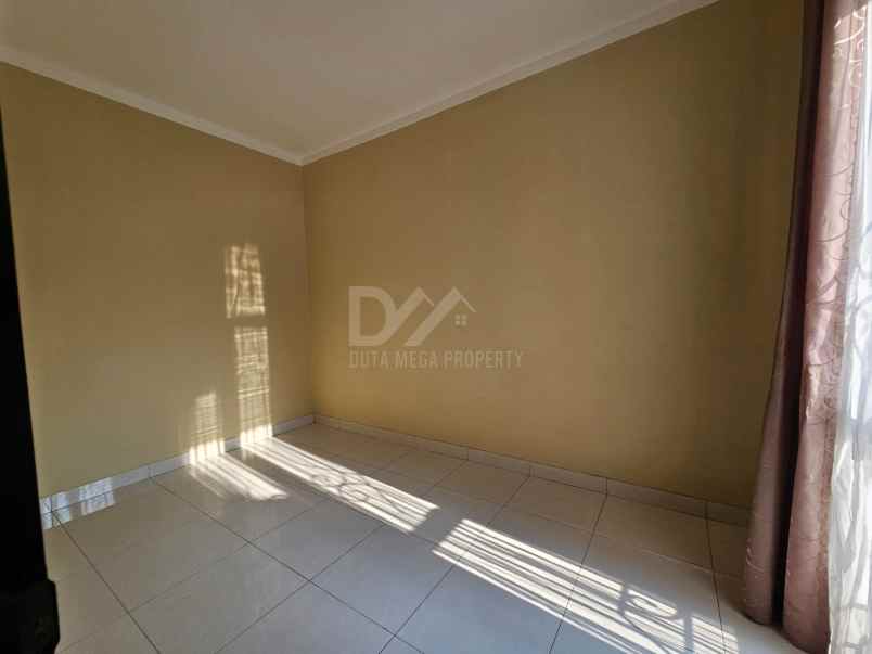 dijual rumah klub keluarga graha raya