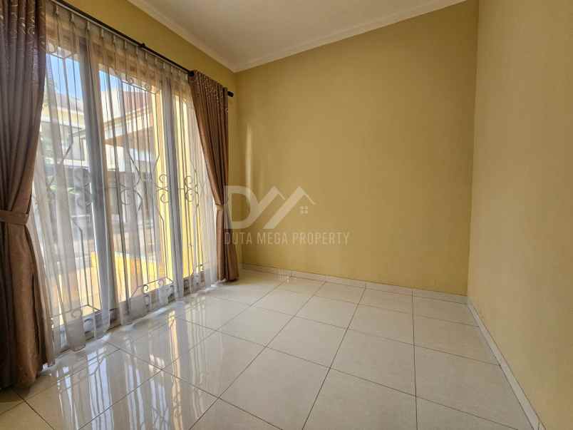 dijual rumah klub keluarga graha raya