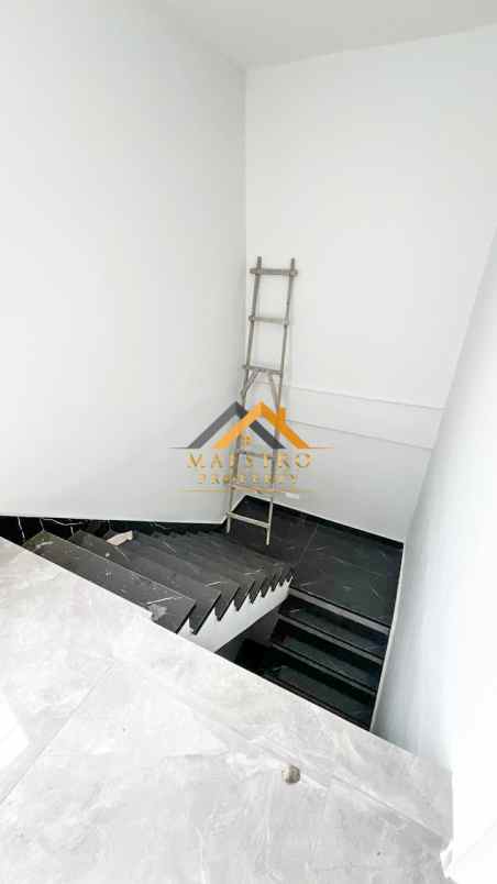 dijual rumah komplek aston villa jalan