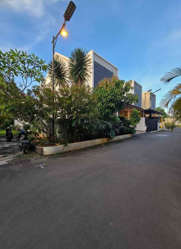 dijual rumah komplek billymoon pondok