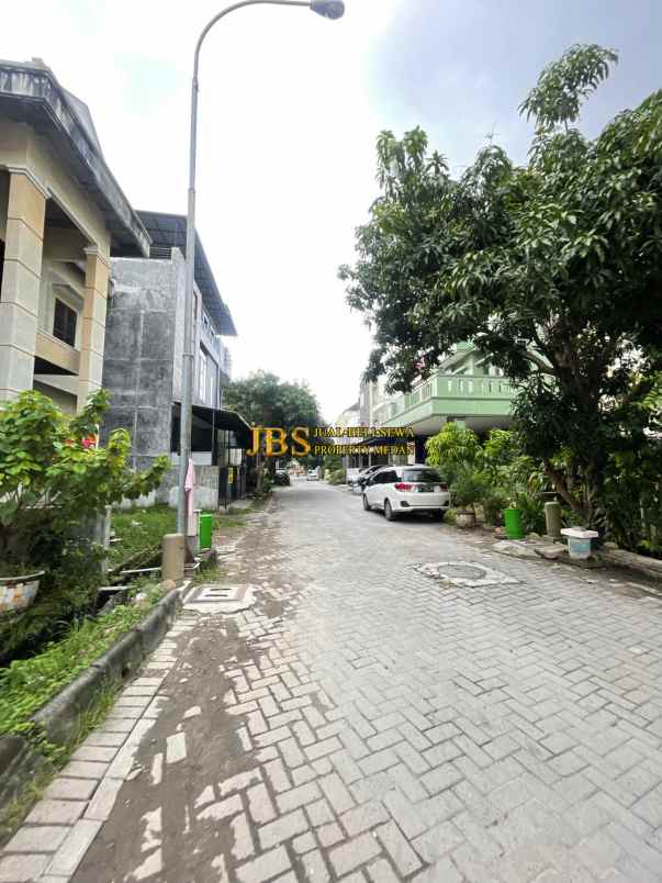 dijual rumah komplek cemara asri