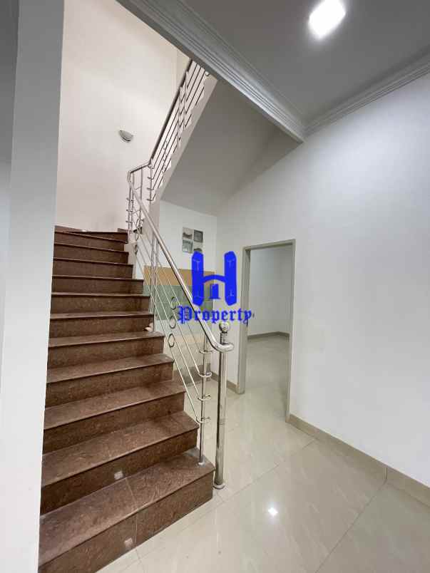 dijual rumah komplek cemara hijau jalan