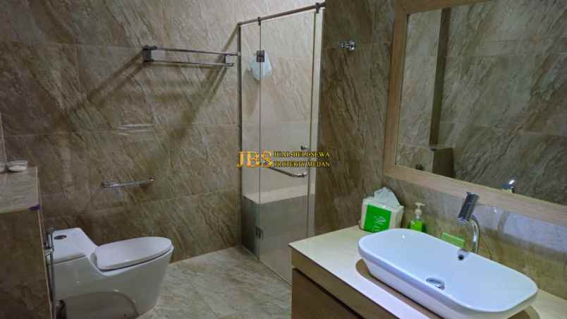 dijual rumah komplek graha metropolitan
