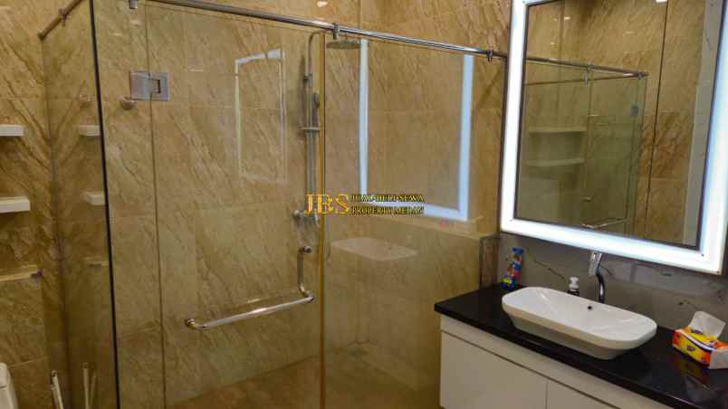 dijual rumah komplek graha metropolitan